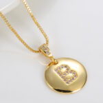 Colar Letra Inicial Com Pedras Cravejadas Banhado em Ouro 18k - Imagem 3