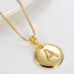 Colar Letra Inicial Com Pedras Cravejadas Banhado em Ouro 18k - Imagem 2