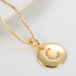 Colar Letra Inicial Com Pedras Cravejadas Banhado em Ouro 18k - Imagem 4