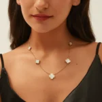 Colar de Trevo Madrepérola Banhado em Ouro 18k - Imagem 2