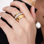 Anel Triplo com Fileira de Pedras Brilhantes Banhado em Ouro 18k - Imagem 2