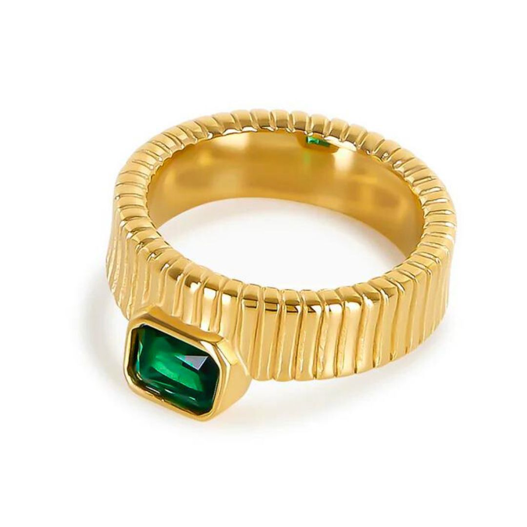 Design sem nome (79) Anel Alice Esmeralda Banhado em Ouro 18k - Imagem 1