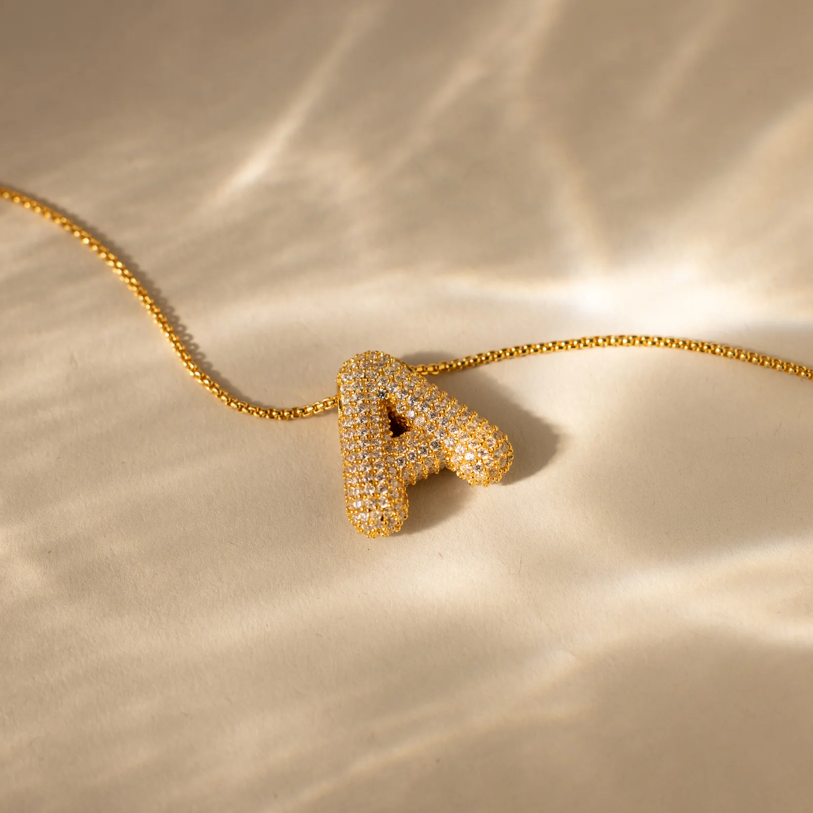 4A9A9983 Colar Letra Diamantada Banhado em Ouro 18k - Imagem 1