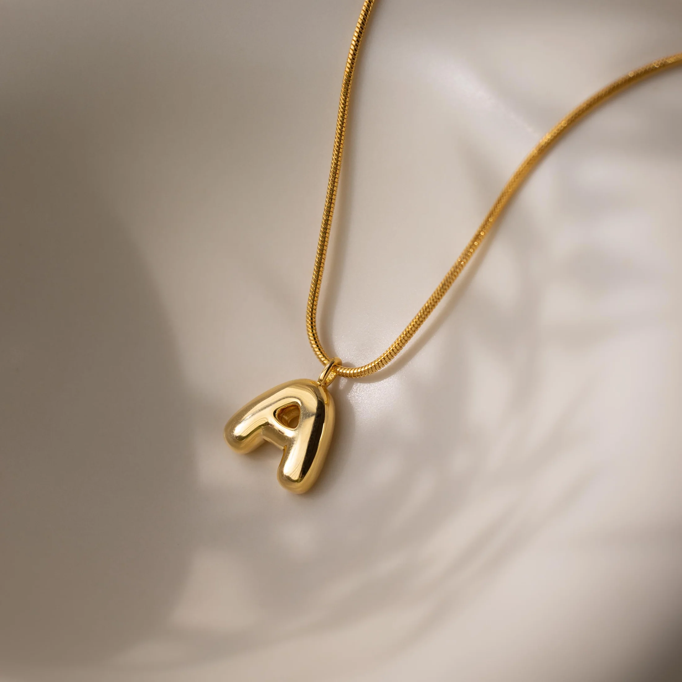 il_fullxfull.6658062750_ehrq Colar com Inicial Bubble Banhado em Ouro 18k - Imagem 1